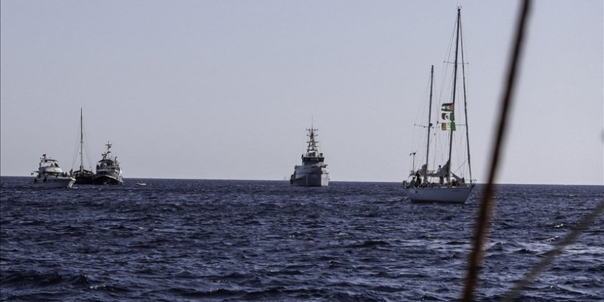 SUMUD FİLOSU'NDA SU ALMAYA BAŞLAYAN TEKNENİN YOLCULARI TÜRKİYE TARAFINDAN TAHLİYE EDİLDİ SUMUD FİLOSU'NDA SU ALMAYA BAŞLAYAN TEKNENİN YOLCULARI TÜRKİYE TARAFINDAN TAHLİYE EDİLDİ