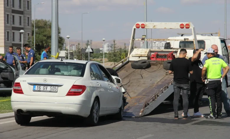 ASAYİŞ Kayseri’de korkunç kaza! İki otomobilin çarpıştığı kazada 2 kişi öldü, 3 kişi yaralandı