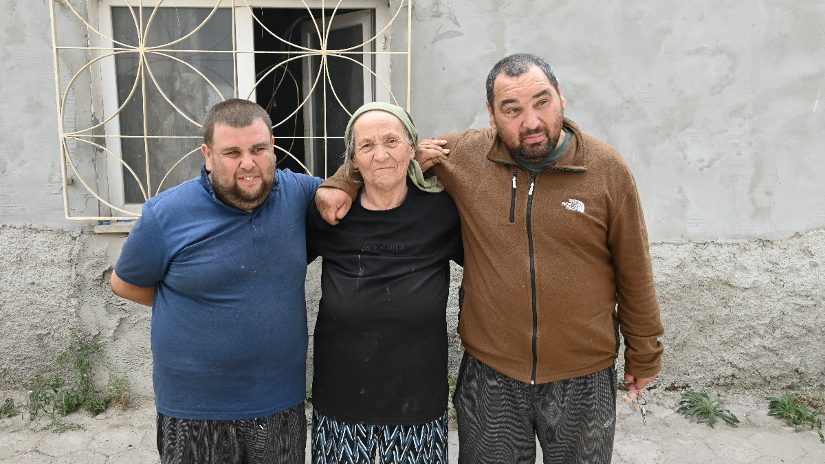 Eskişehir’de anne ve 2 engelli oğlunun yaşadığı evden 3 kamyon atık tahliye edildi Eskişehir’de anne ve 2 engelli oğlunun yaşadığı evden 3 kamyon atık tahliye edildi