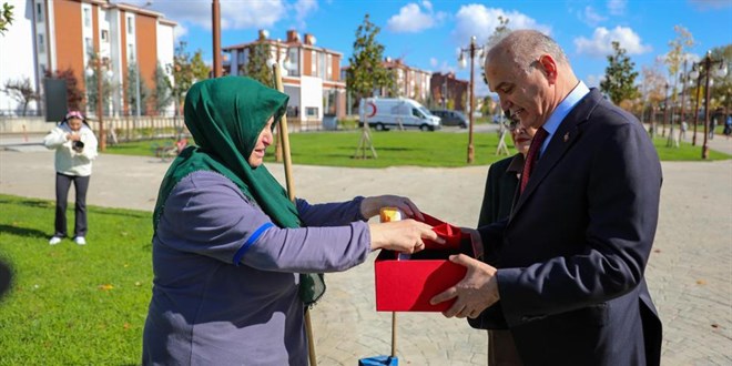 Temizlik Görevlisine Türk Bayrağı ve İkramiye Verildi