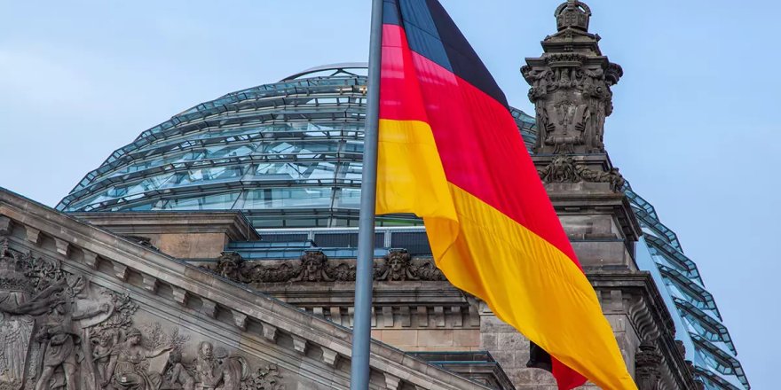 Dresden’de Kadın, Kız Çocuklarının Başörtüsünü Çıkardı