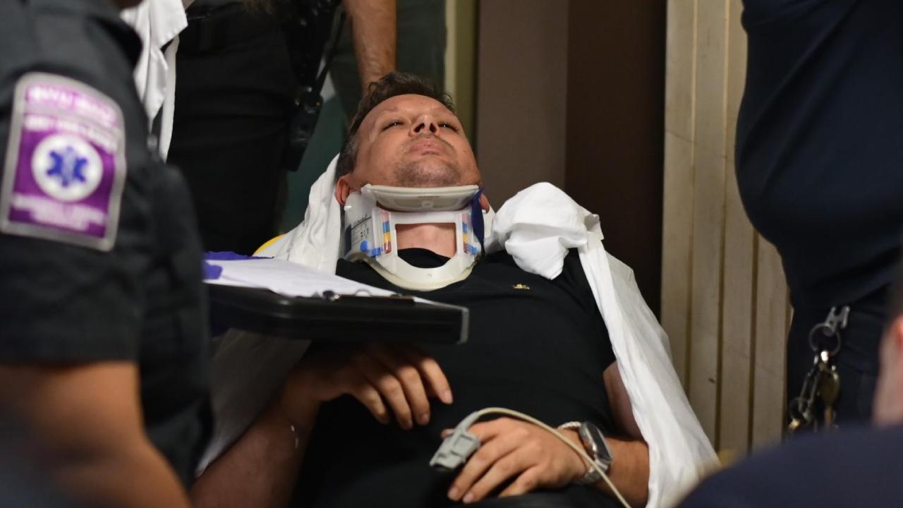 ABD'DE ICE'NİN SERT MÜDAHALESİ SONUCU KAFASINI YERE ÇARPAN AA BAŞKAMERAMANI HASTANEYE KALDIRILDI