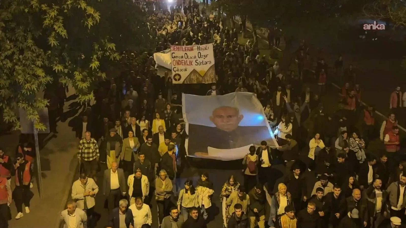 Diyarbakır’da Öcalan’a Yürüyüşte 6 Kişi Tutuklandı Diyarbakır’da Öcalan’a Yürüyüşte 6 Kişi Tutuklandı