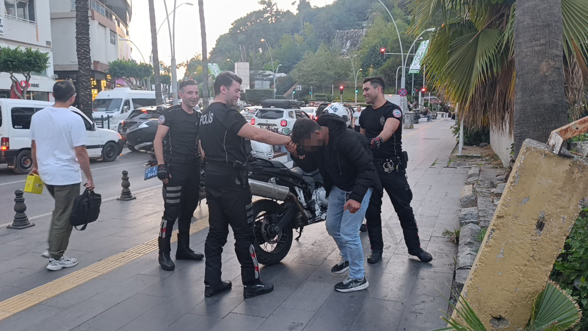 Antalya’da baygın bulunan şahıs, polis yardımıyla uyandı Antalya’da baygın bulunan şahıs, polis yardımıyla uyandı