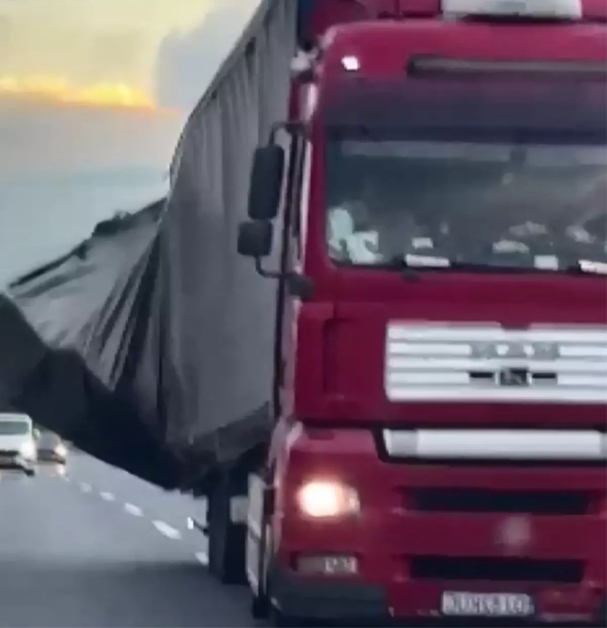 Kuzey Marmara Otoyolu’nda TIR’ın Tehlikeli İlerlemesi Kuzey Marmara Otoyolu’nda TIR’ın Tehlikeli İlerlemesi