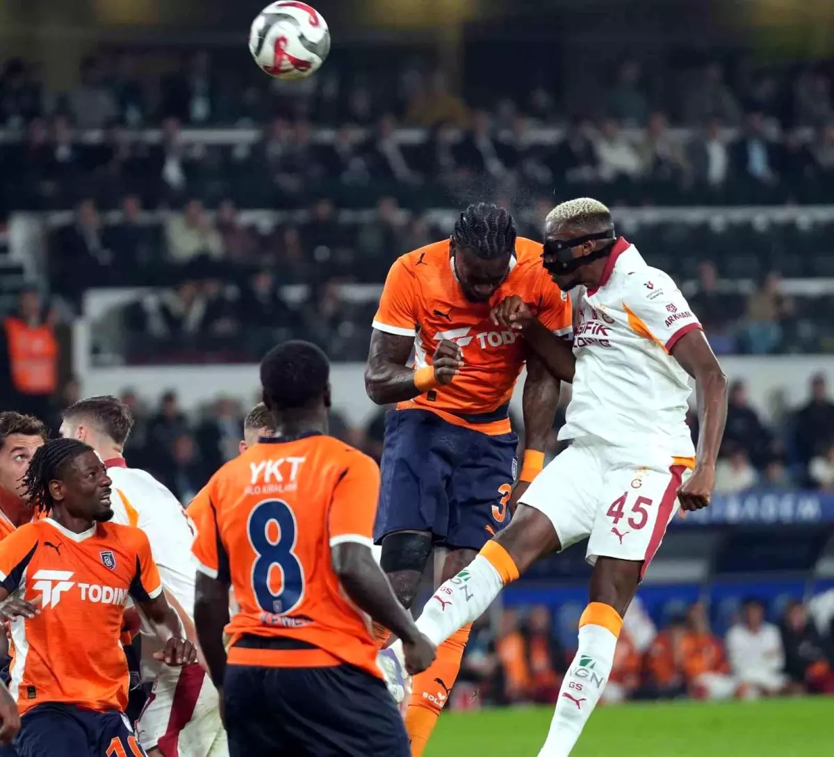 Galatasaray, Başakşehir’i 2-1 Yenerek Üç Puan Elde Etti Galatasaray, Başakşehir’i 2-1 Yenerek Üç Puan Elde Etti