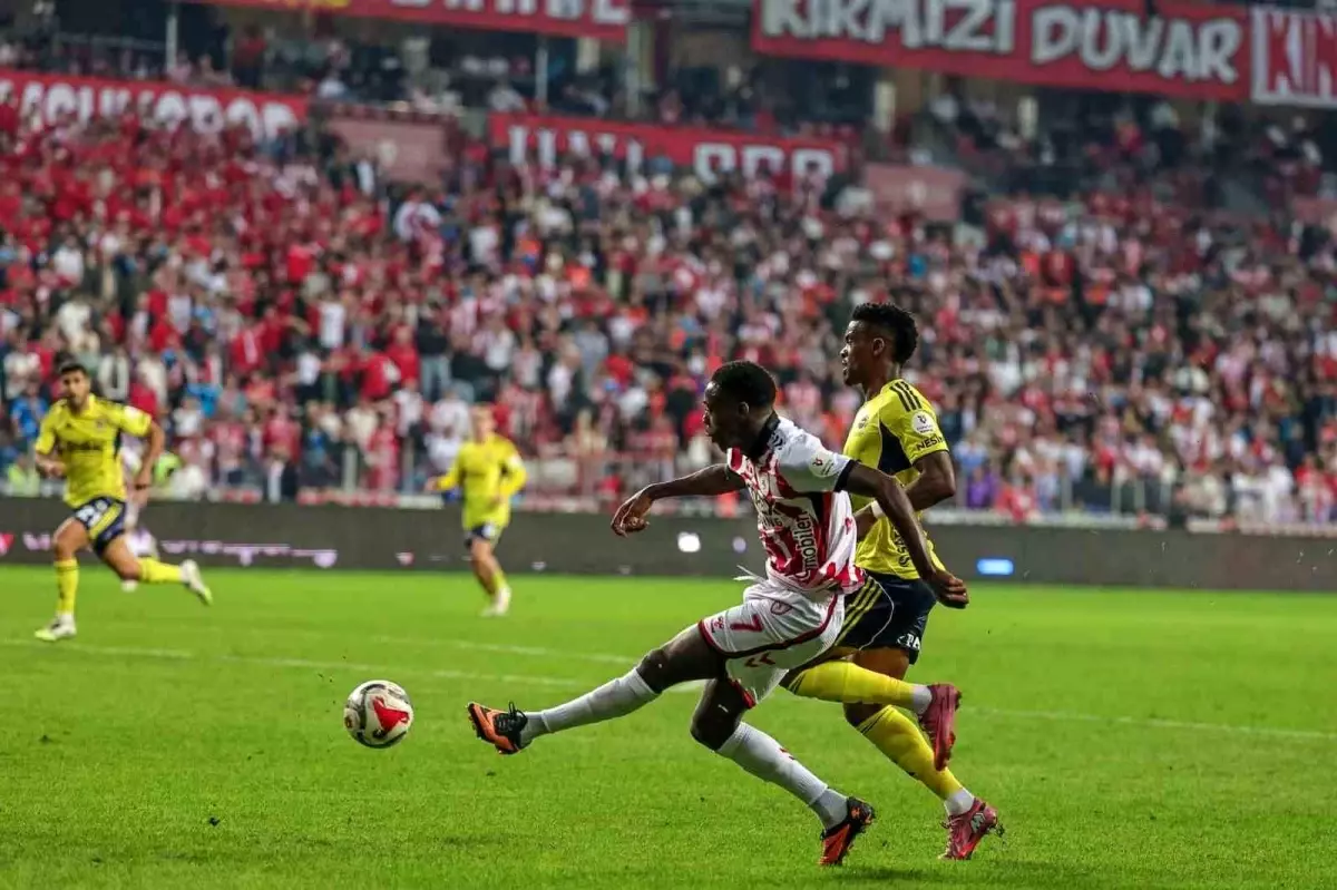 Samsunspor ve Fenerbahçe Golsüz Beraberlikte İlk Yarıyı Tamamladı Samsunspor ve Fenerbahçe Golsüz Beraberlikte İlk Yarıyı Tamamladı