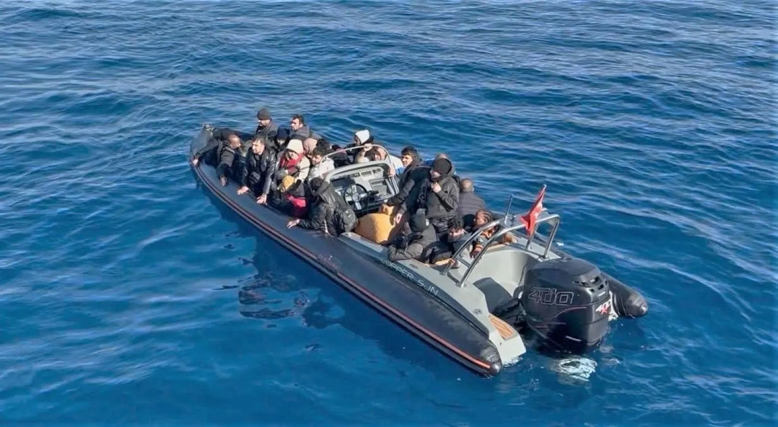 İzmir Açıklarında 28 Düzensiz Göçmen Yakalandı İzmir Açıklarında 28 Düzensiz Göçmen Yakalandı