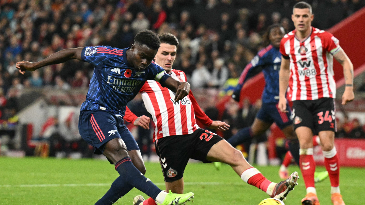 Arsenal, Sunderland ile 2-2 berabere kalarak liderliğini