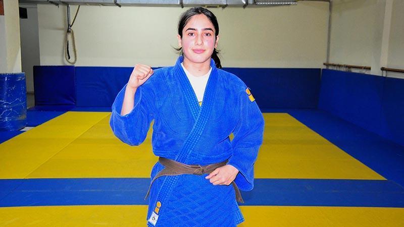 Sakatlığa Rağmen Uluslararası Turnuvada Şampiyonluk Elde Sakatlığa Rağmen Uluslararası Turnuvada Şampiyonluk Elde