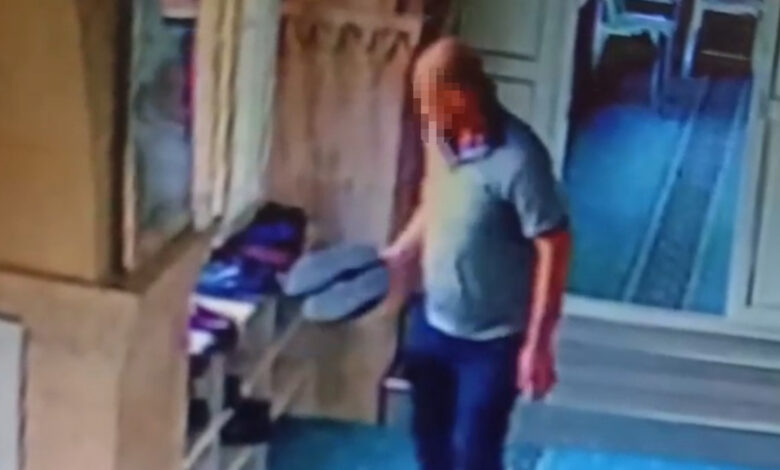 Adana’da camide ayakkabıları inceleyen hırsızlık olayı