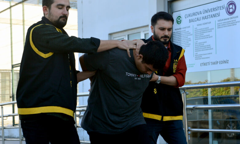 Adana’da Komşusunu Bıçaklayarak Öldüren Şahıs Adliyeye Sevk… Adana’da Komşusunu Bıçaklayarak Öldüren Şahıs Adliyeye Sevk…