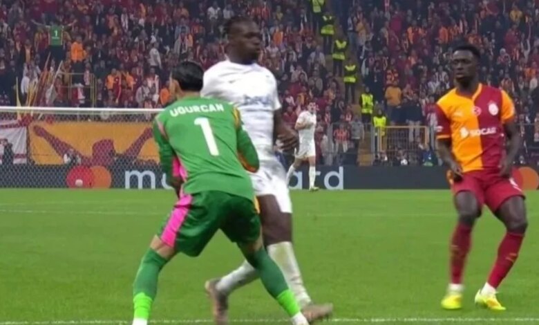 Galatasaray’dan Union Saint-Gilloise maçında kırmızı kart Galatasaray’dan Union Saint-Gilloise maçında kırmızı kart