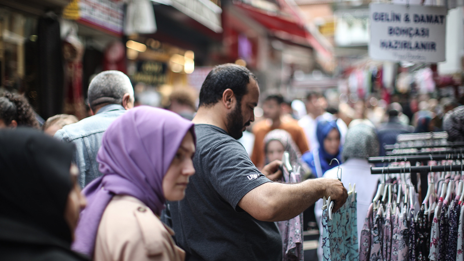 Esnaf Kışlık Ürünlerin Satışında Zorluk Yaşıyor Esnaf Kışlık Ürünlerin Satışında Zorluk Yaşıyor