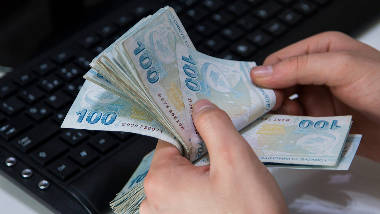 Cumhurbaşkanı Erdoğan’dan Faiz İndirimine Yönelik Karar Cumhurbaşkanı Erdoğan’dan Faiz İndirimine Yönelik Karar