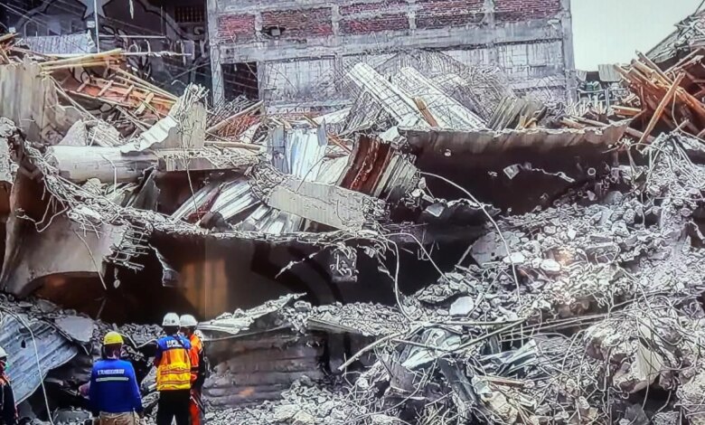 Endonezya’da İzinsiz Kat Çıkan Okul Binası Çöktü: 37 Endonezya’da İzinsiz Kat Çıkan Okul Binası Çöktü: 37