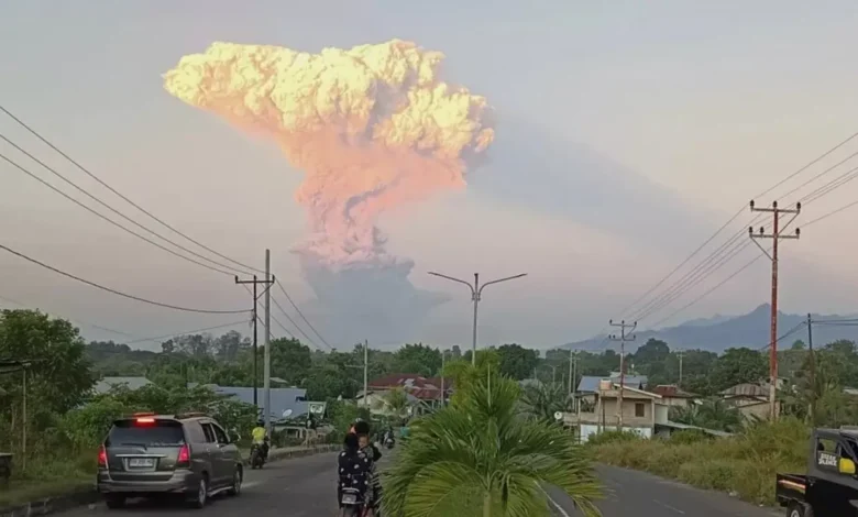 Endonezya’da Lewotobi Laki Laki Yanardağı Patladı Endonezya’da Lewotobi Laki Laki Yanardağı Patladı