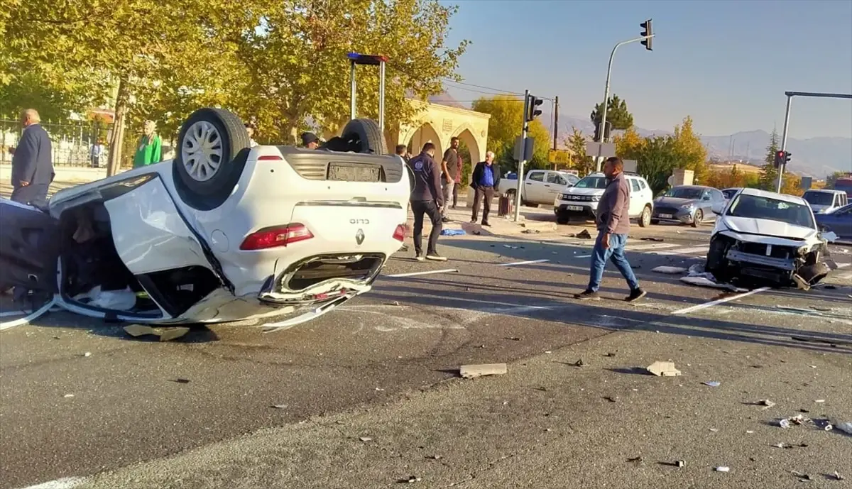 Malatya’da İki Otomobil Çarpıştı: 2 Yaralı