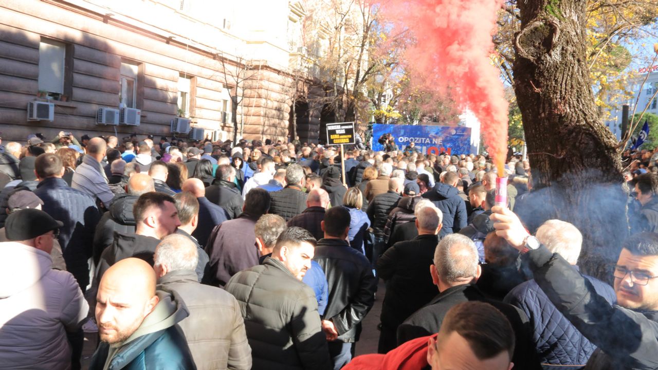 Arnavutluk’ta Muhalefet Hakları İçin Protesto Düzenledi
